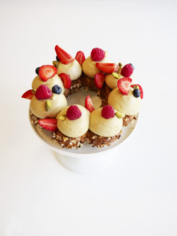 Couronne pistache et fruits rouges
